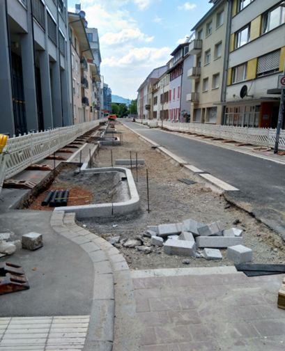 Die Anlage von Baumscheiben im Zusammenhang mit einer Kanalerneuerung in der Grete-Borgmann-Straße im Stühlinger im Jahr 2023. In den Untergrund jeder Baumscheibe werden vier Bewässerungs- und Belüftungsrohre (schwarz) eingelassen. (Wenn es nach uns gegangen wäre, hätten es gerne noch ein paar Baumscheiben mehr sein können. So kommt auf die sechs neu angelegten Baumscheiben auf der Ostseite der Straße immer noch 15 Parkplätze – und die Westseite ist weiterhin durchgängig für Pkws reserviert.)
(Foto: regioWasser e.V.)